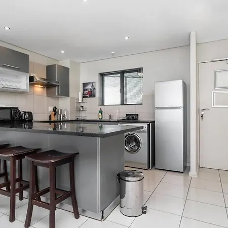 2 Bedroom - Nightlife Explorer Cape Town Exterior photo