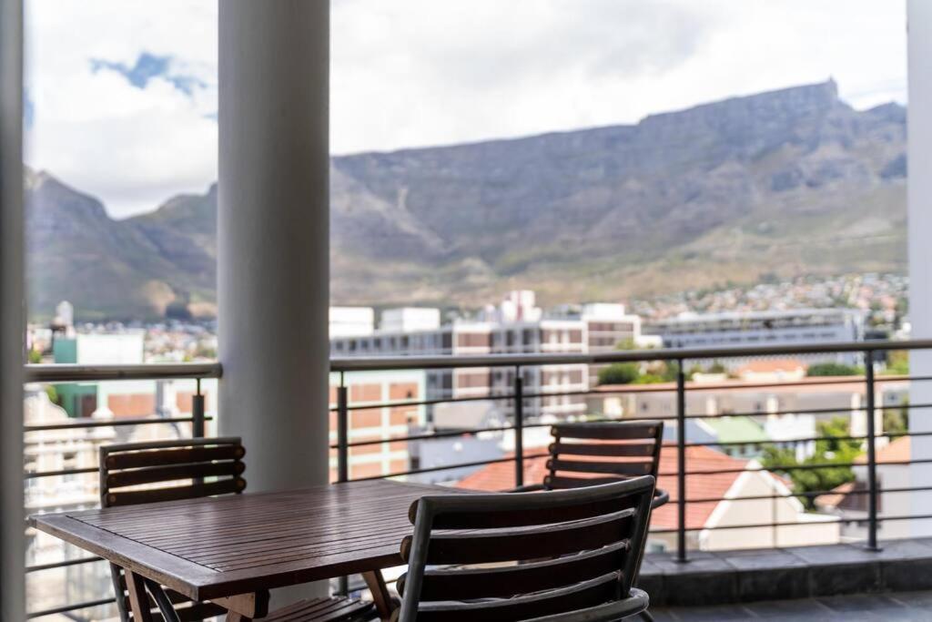 2 Bedroom - Nightlife Explorer Apartment Cape Town