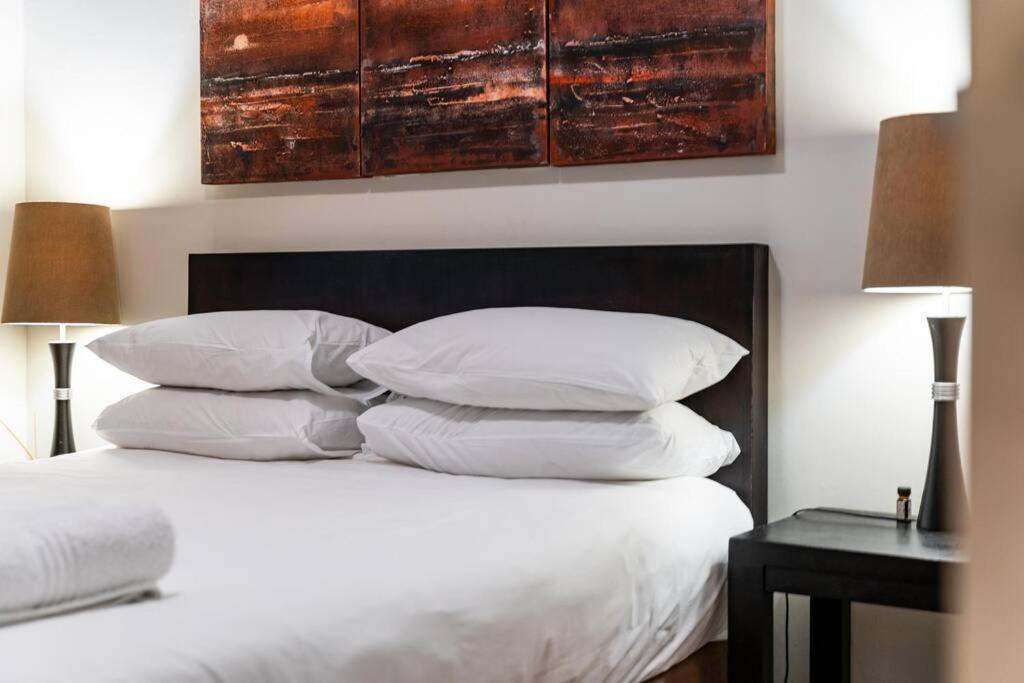 2 Bedroom - Nightlife Explorer Apartment *