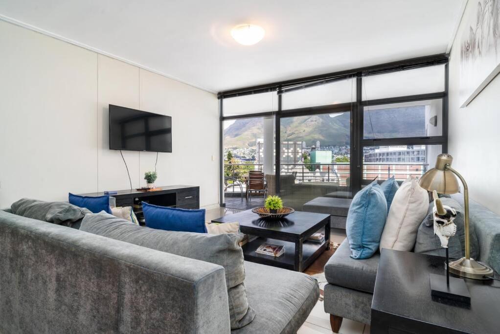 2 Bedroom - Nightlife Explorer *
