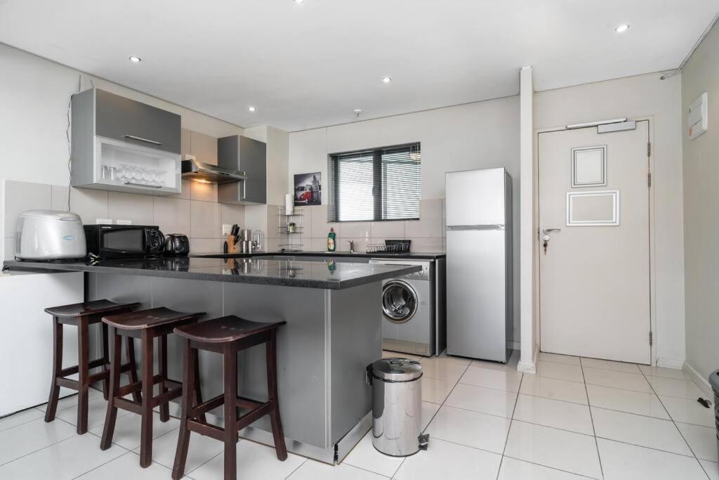 2 Bedroom - Nightlife Explorer Apartment