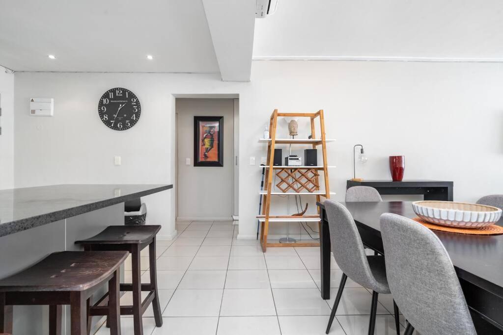 2 Bedroom - Nightlife Explorer Apartment Cape Town