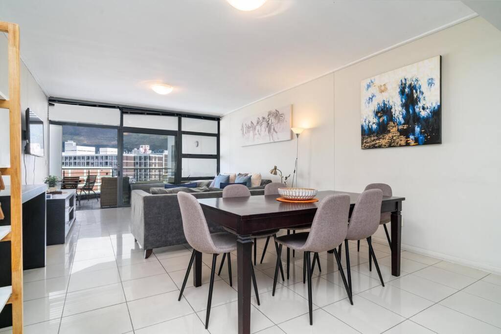 2 Bedroom - Nightlife Explorer *