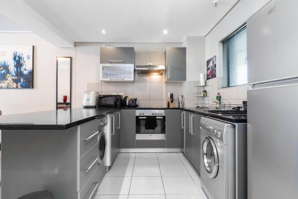 2 Bedroom - Nightlife Explorer *