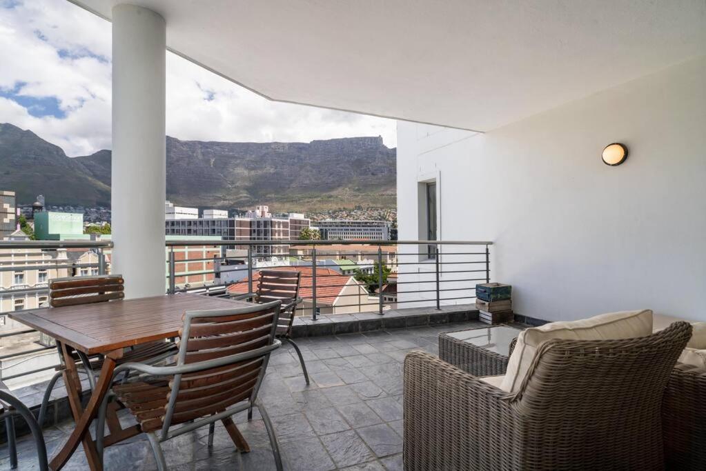 2 Bedroom - Nightlife Explorer Apartment Cape Town