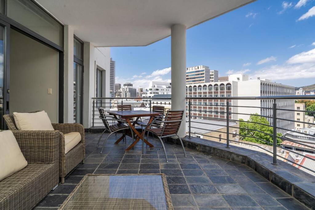 2 Bedroom - Nightlife Explorer Apartment Cape Town