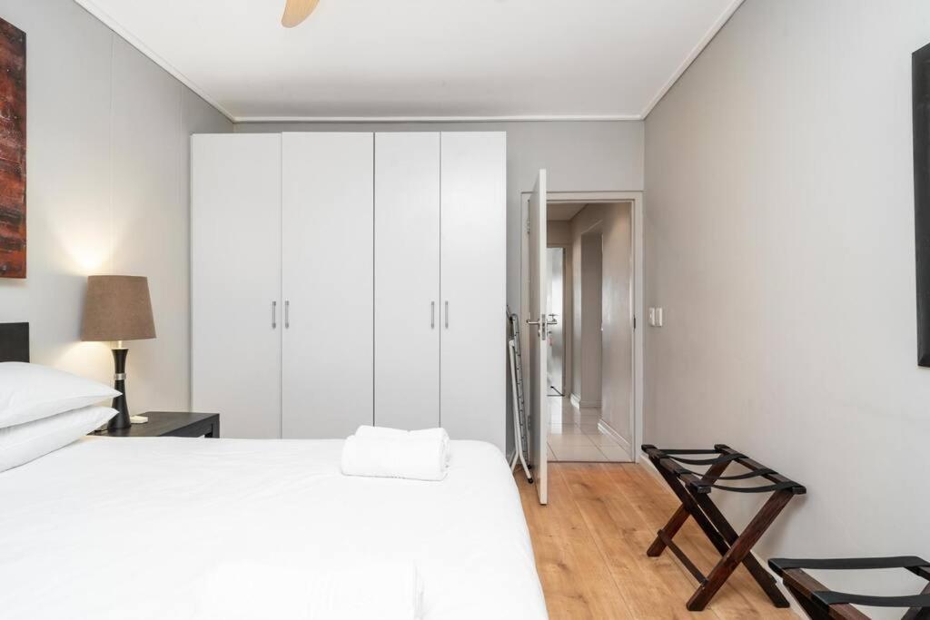 2 Bedroom - Nightlife Explorer