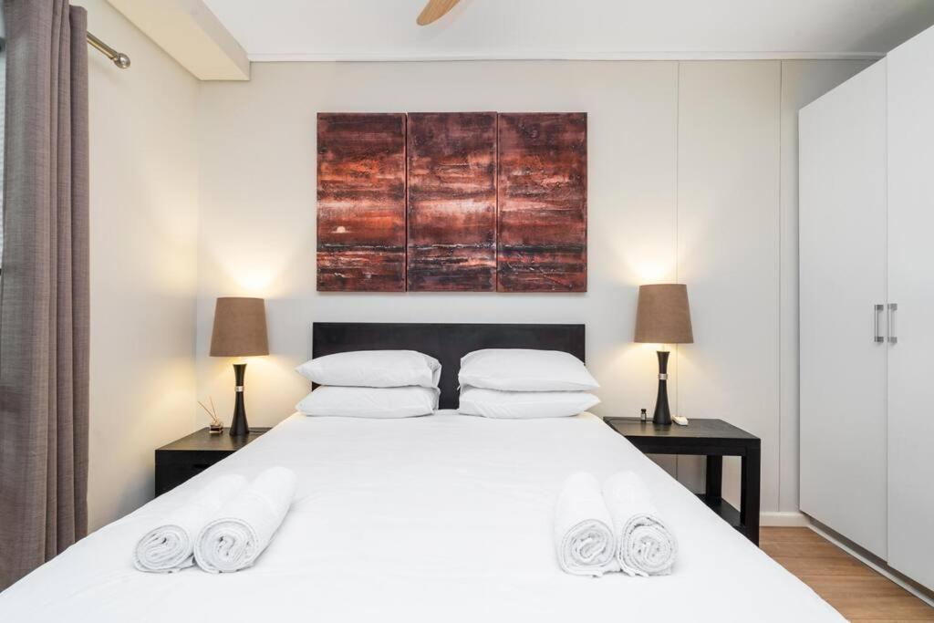 2 Bedroom - Nightlife Explorer