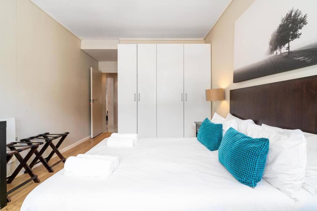 2 Bedroom - Nightlife Explorer *